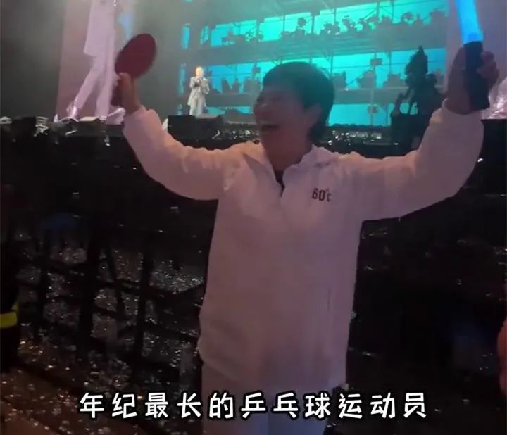 张学友认一位阿姨做“妹妹”？这个组合绝了！网友沸腾：真的没想到......