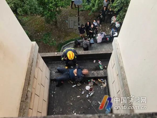 只为一根数据线，宁波六旬大爷翻窗跳下楼梯间