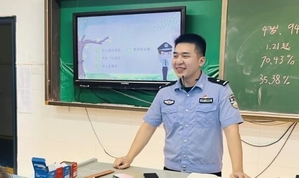 事发凌晨！醉酒男子突然跳桥，长沙“00后”民警奋力下水相救