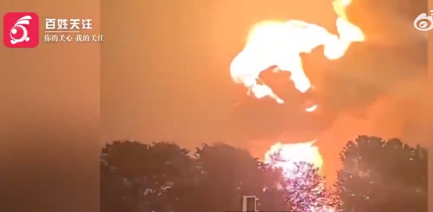 成都双流一燃油车辆燃爆，目前无人员伤亡