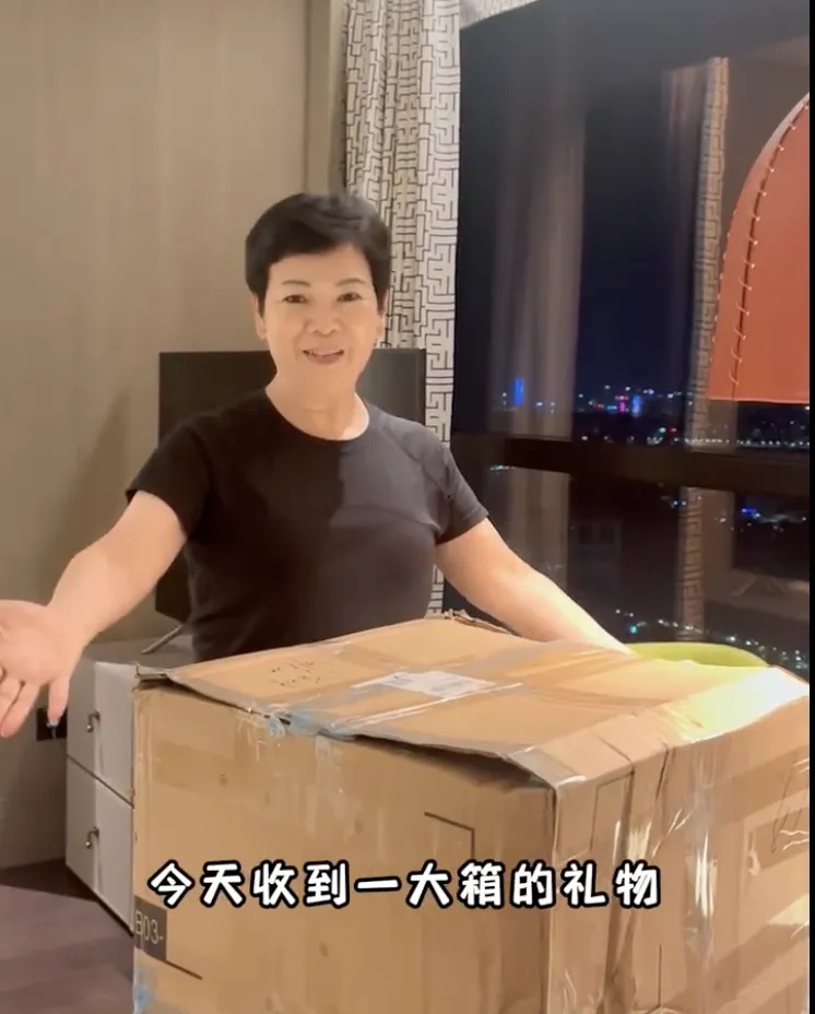 张学友认一位阿姨做“妹妹”？这个组合绝了！网友沸腾：真的没想到......
