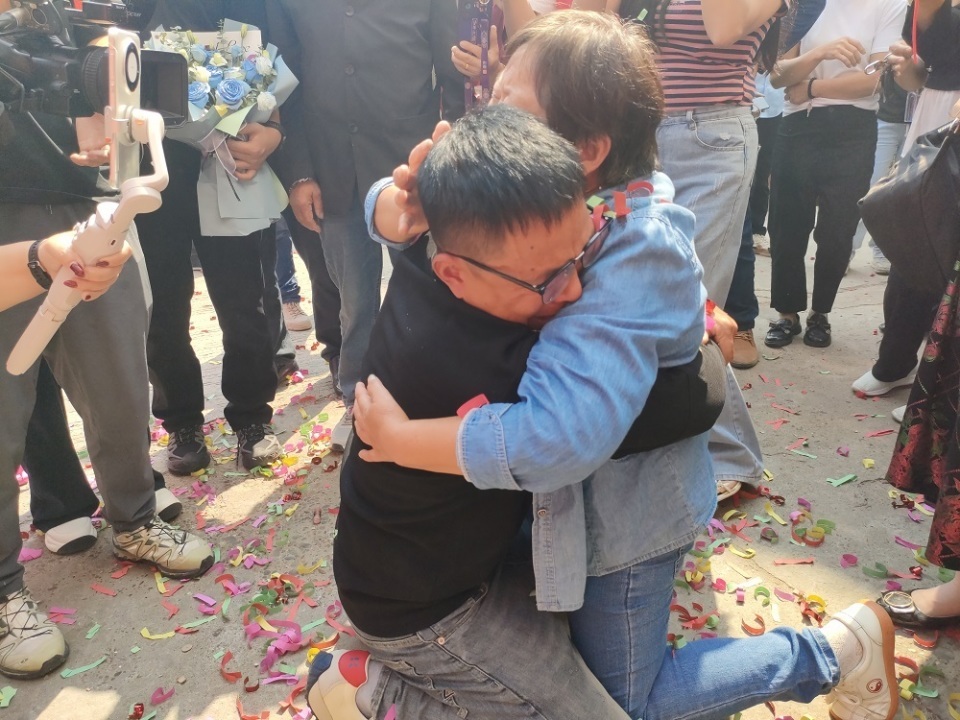 湖南永州小伙被拐36年后回家,看到母亲留存多年的一张老照片哭了 湖南永州小伙被拐36年后回家,看到母亲留存多年的一张老照片哭了