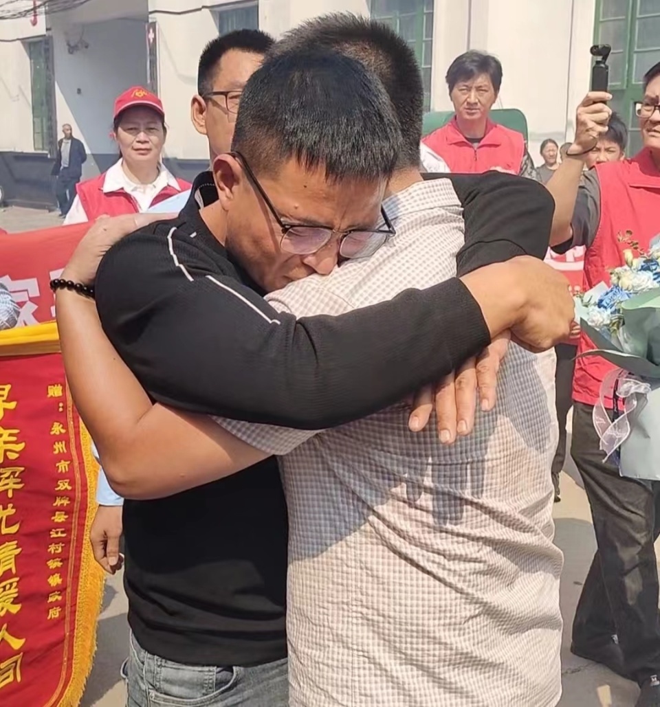 湖南永州小伙被拐36年后回家,看到母亲留存多年的一张老照片哭了 湖南永州小伙被拐36年后回家,看到母亲留存多年的一张老照片哭了