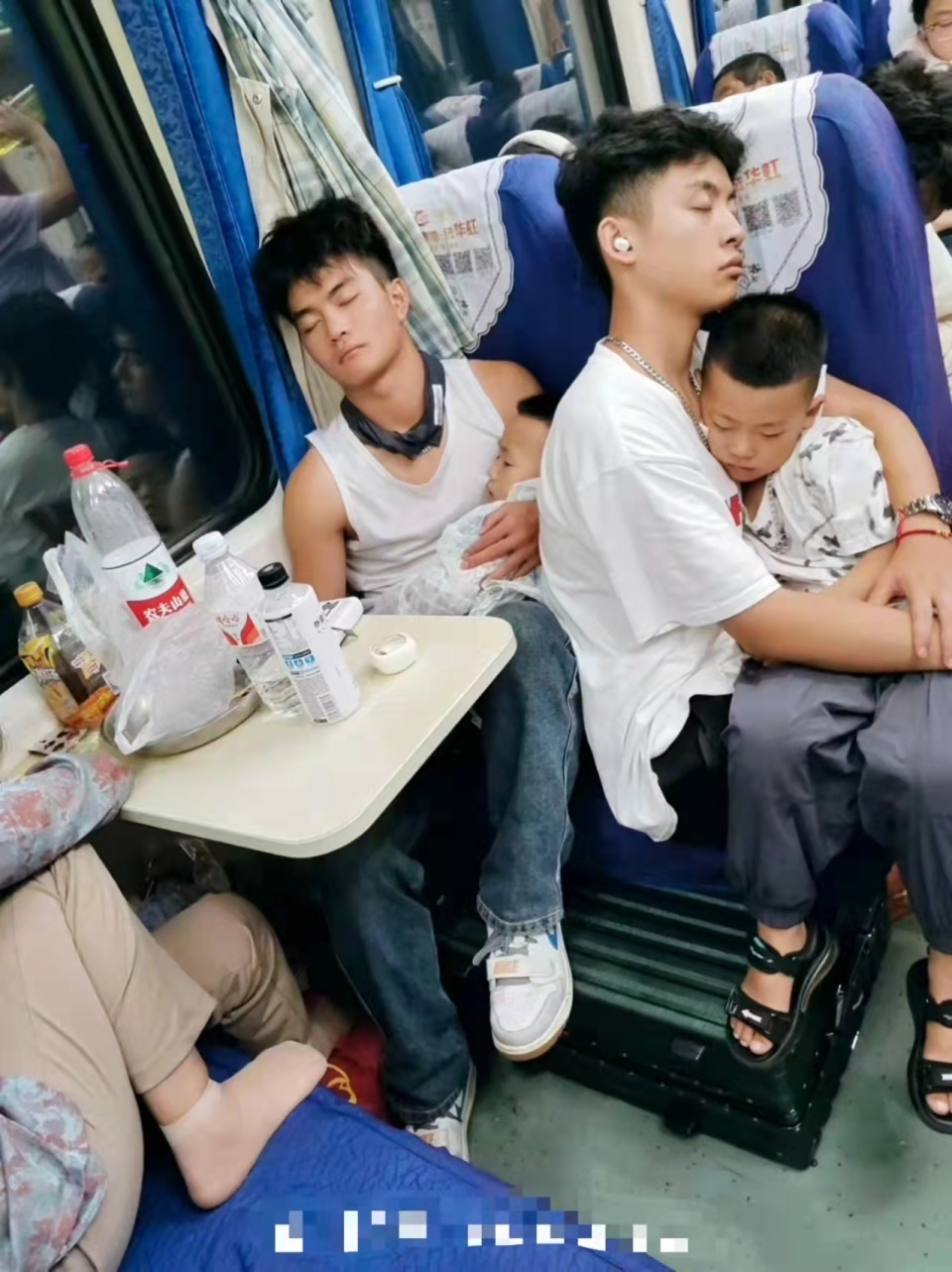 贵州2名大学生火车上帮站票宝妈抱娃一整夜,当事人:年轻人力气要花在有用的地方! 贵州2名大学生火车上帮站票宝妈抱娃一整夜,当事人:年轻人力气要花在有用的地方!