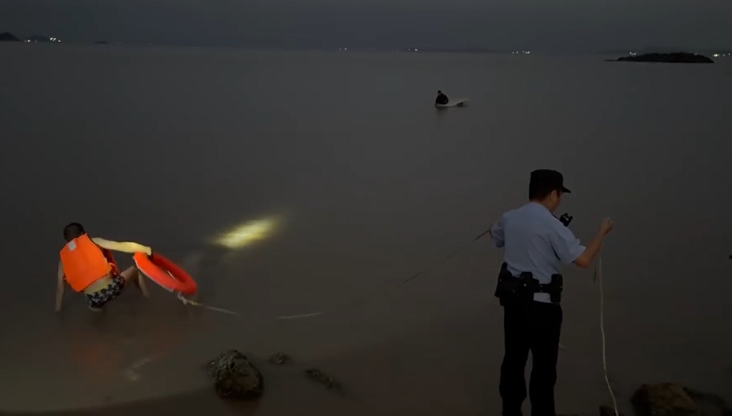 10岁男孩赶海时被潮水卷走，靠泡沫板漂了近1小时