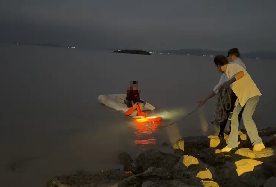 10岁男孩赶海时被潮水卷走，靠泡沫板漂了近1小时
