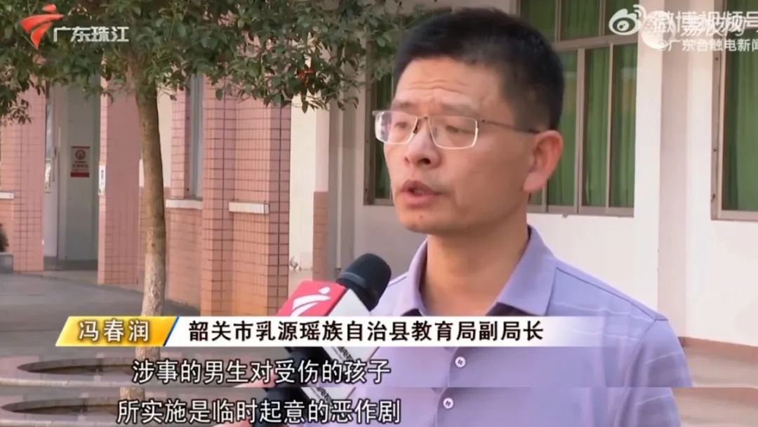 6岁女童被高年级男生泼开水烫伤，校方回应“恶作剧”？谁该担责？