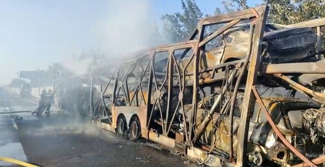 高速上，13辆轿车惨变“空壳”