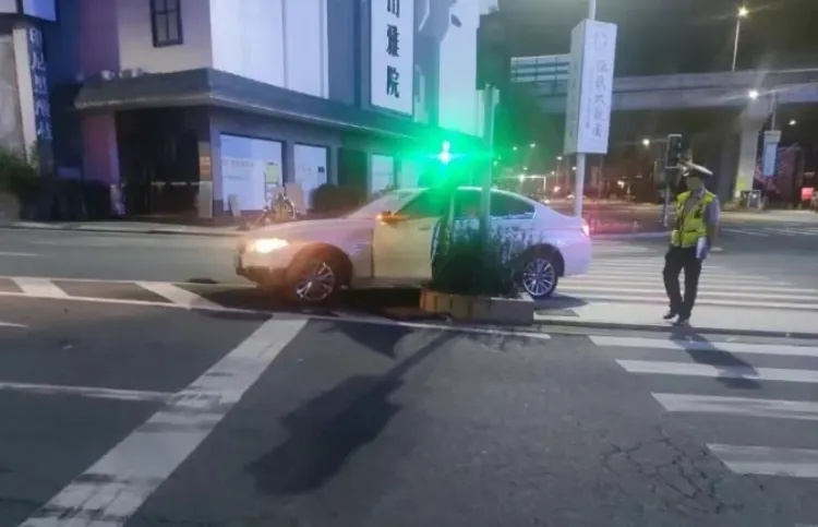 撞车后找来妻子和表哥顶包！3人均被拘留