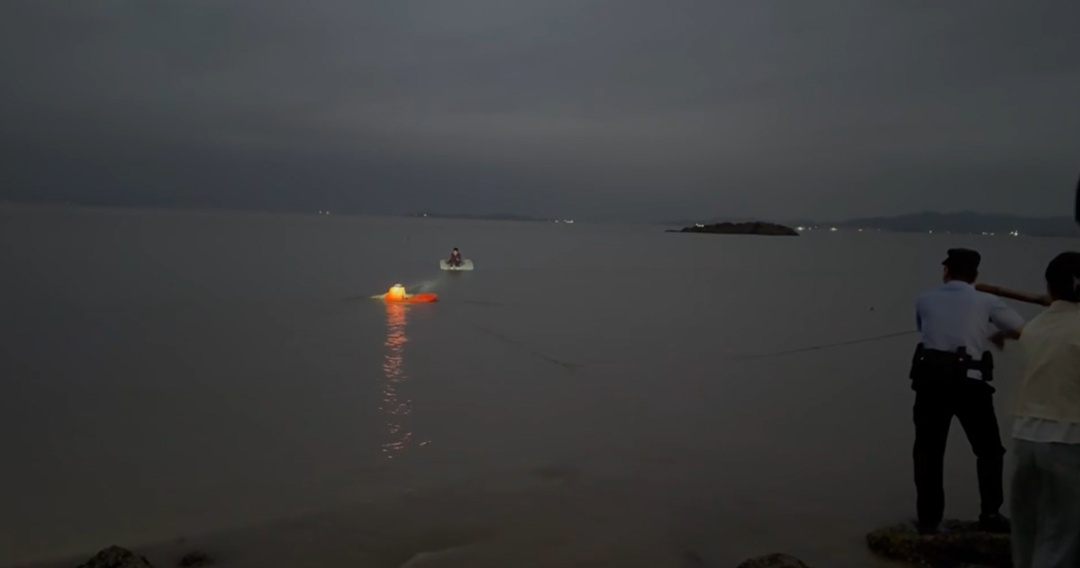 10岁男孩赶海时被潮水卷走，靠泡沫板漂了近1小时