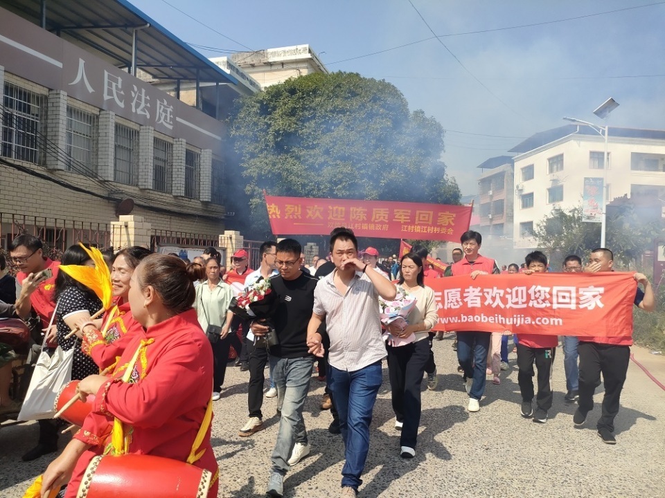 湖南永州小伙被拐36年后回家,看到母亲留存多年的一张老照片哭了 湖南永州小伙被拐36年后回家,看到母亲留存多年的一张老照片哭了