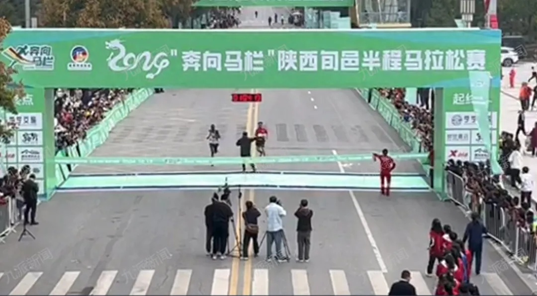 陕西半马一男子与冲刺选手抢镜头,承办方回应 陕西半马一男子与冲刺选手抢镜头,承办方回应