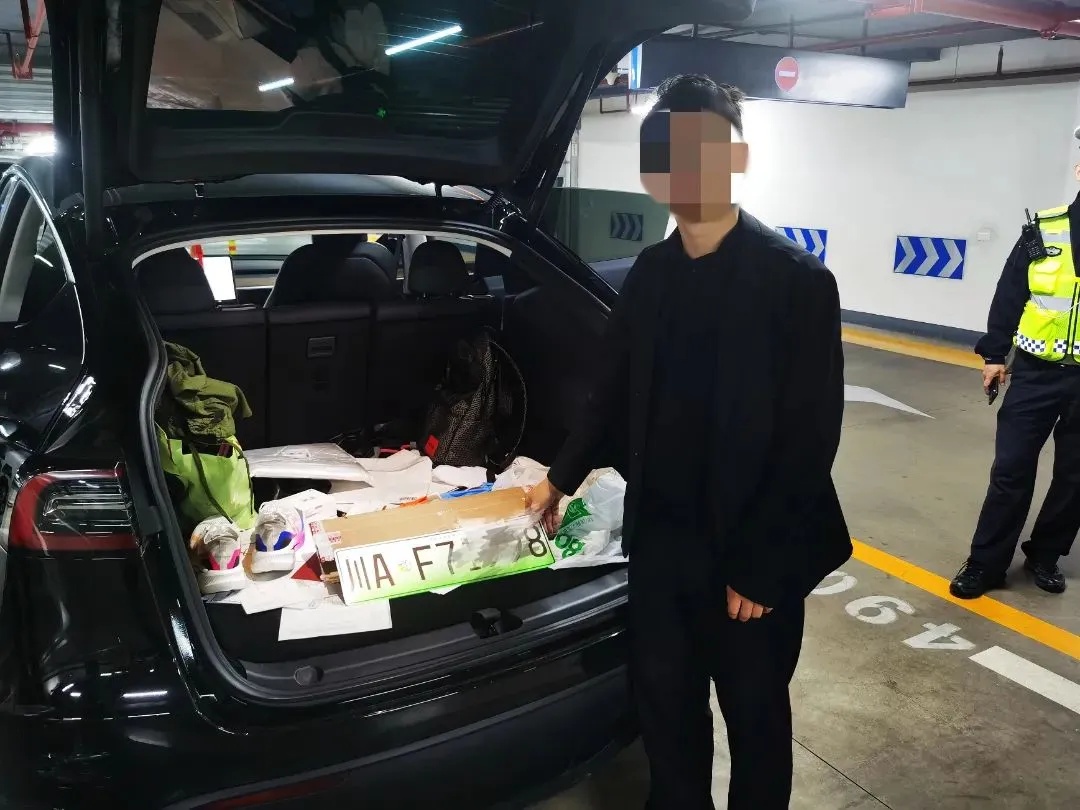 成都一辆“特斯拉”挂两个车牌上路，交警：罚！
