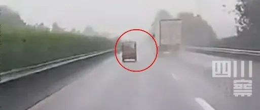 2人死亡!“老头乐”在成都一高速公路逆行被撞 2人死亡!“老头乐”在成都一高速公路逆行被撞