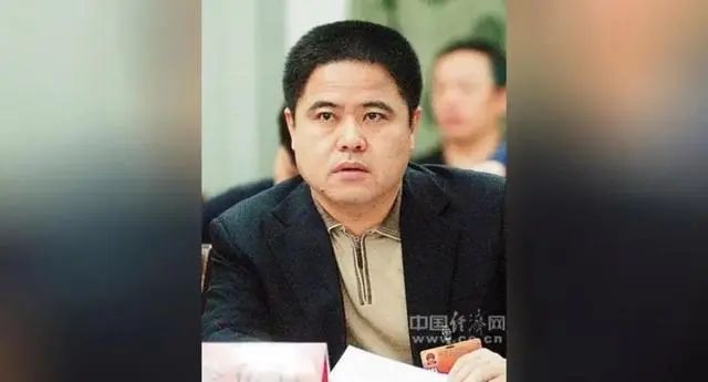 涉案超31亿、查封房产1021处……外逃官员违法所得报纸一版写不下，详情披露