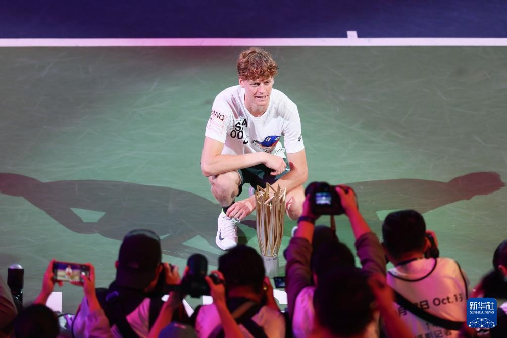 上海网球大师赛：辛纳夺冠