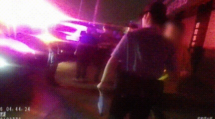 “有人出老千”！男子賭博輸錢后心有不甘，竟報警求助警察來評理