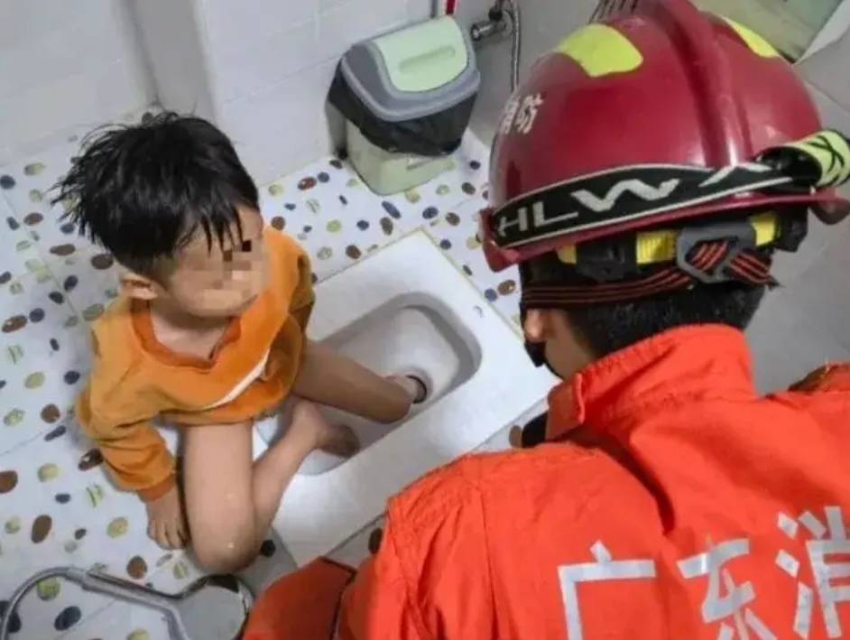 手机掉进厕所,男子伸手去捞,结果悲剧了... 手机掉进厕所,男子伸手去捞,结果悲剧了...