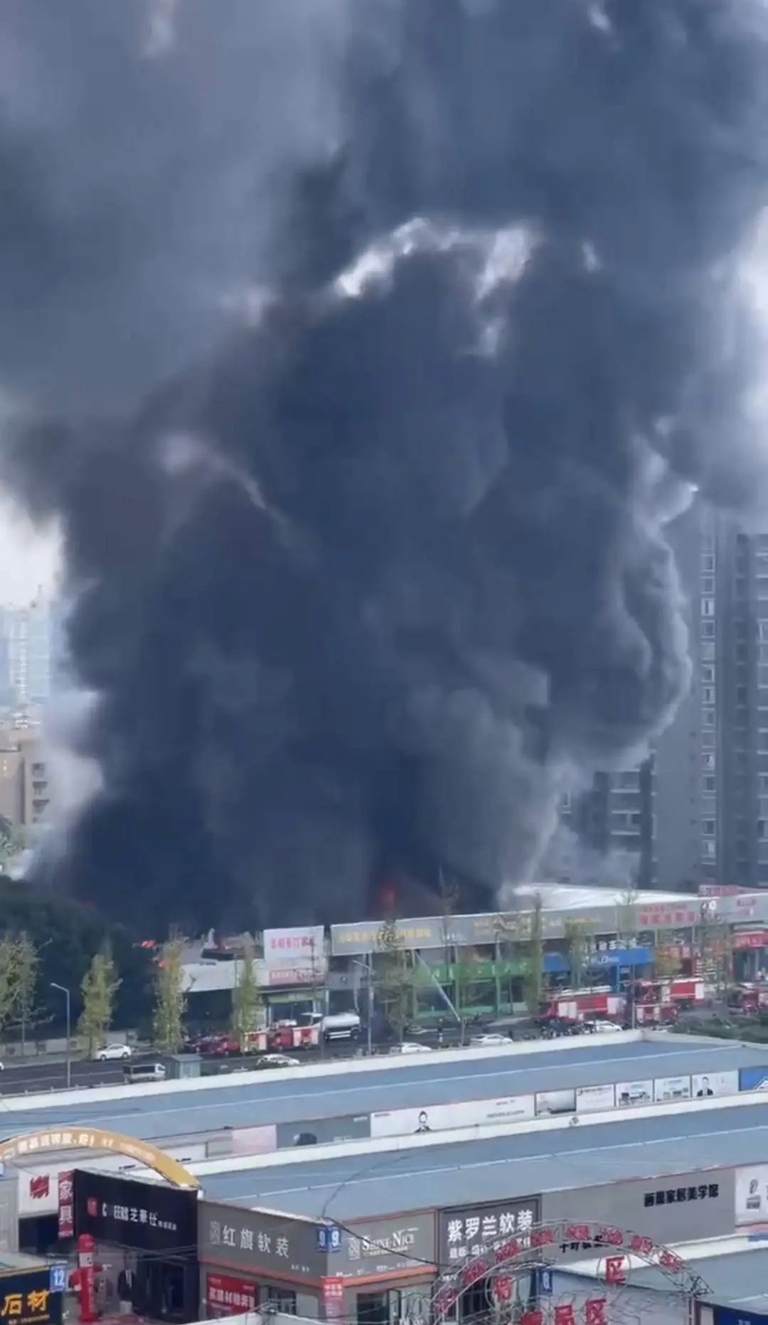 突发！成都双流一库房起火，消防：正全力处置