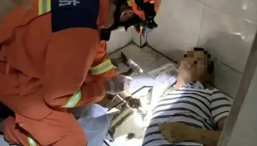 手机掉进厕所,男子伸手去捞,结果悲剧了... 手机掉进厕所,男子伸手去捞,结果悲剧了...