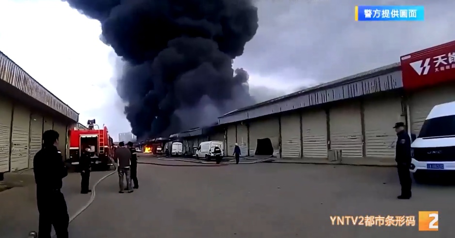 “不要拿了,保命重要!” 特警“咆哮哥”火场救人 “不要拿了,保命重要!” 特警“咆哮哥”火场救人