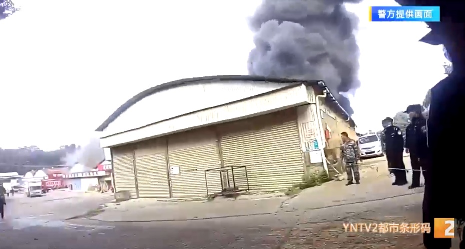 “不要拿了,保命重要!” 特警“咆哮哥”火场救人 “不要拿了,保命重要!” 特警“咆哮哥”火场救人