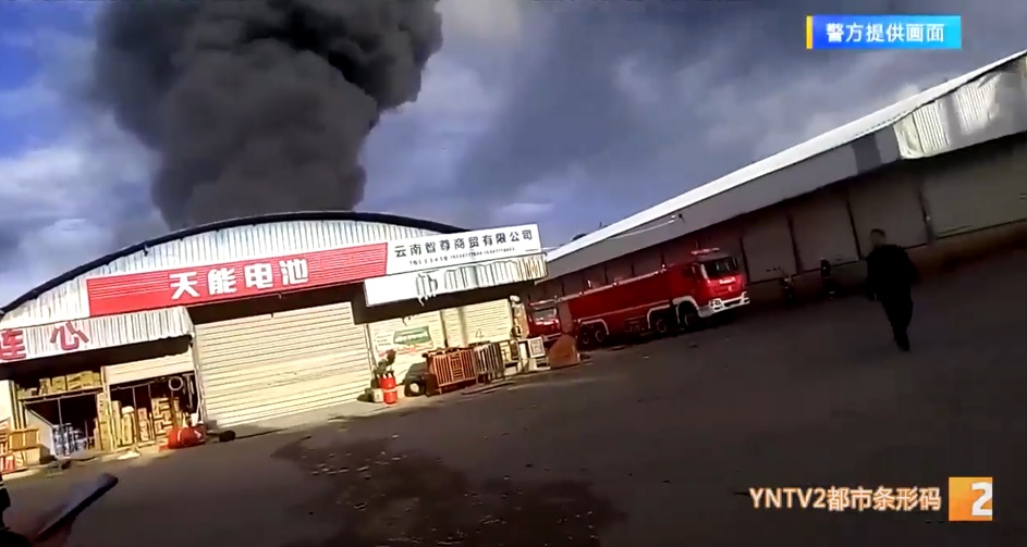 “不要拿了,保命重要!” 特警“咆哮哥”火场救人 “不要拿了,保命重要!” 特警“咆哮哥”火场救人