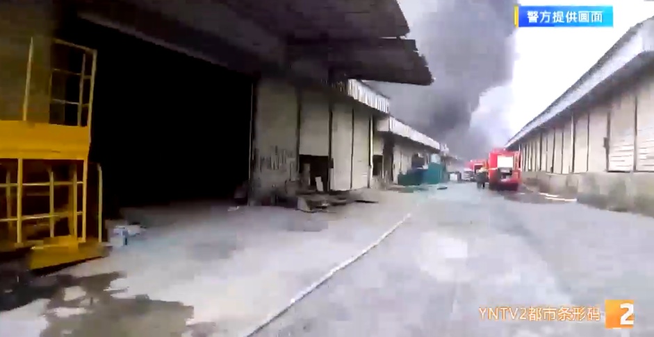 “不要拿了,保命重要!” 特警“咆哮哥”火场救人 “不要拿了,保命重要!” 特警“咆哮哥”火场救人