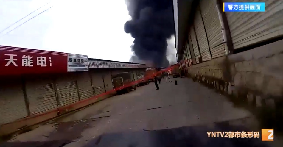 “不要拿了,保命重要!” 特警“咆哮哥”火场救人 “不要拿了,保命重要!” 特警“咆哮哥”火场救人