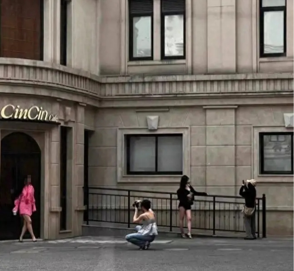 众网红打卡上海知名妇产医院，带一堆衣服换装猛拍……