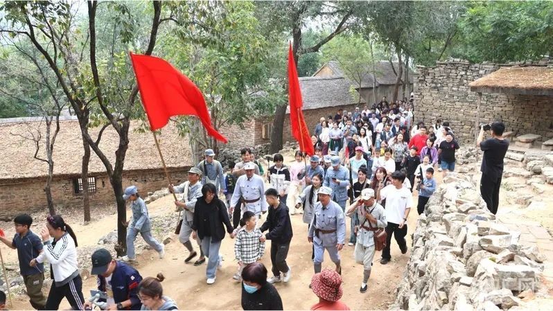 “跟着团长打县城”火了!网友:情绪价值拉满 “跟着团长打县城”火了!网友:情绪价值拉满