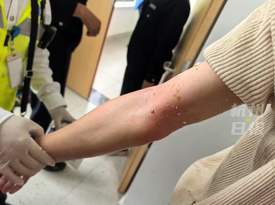 手机掉进厕所,男子伸手去捞,结果悲剧了... 手机掉进厕所,男子伸手去捞,结果悲剧了...