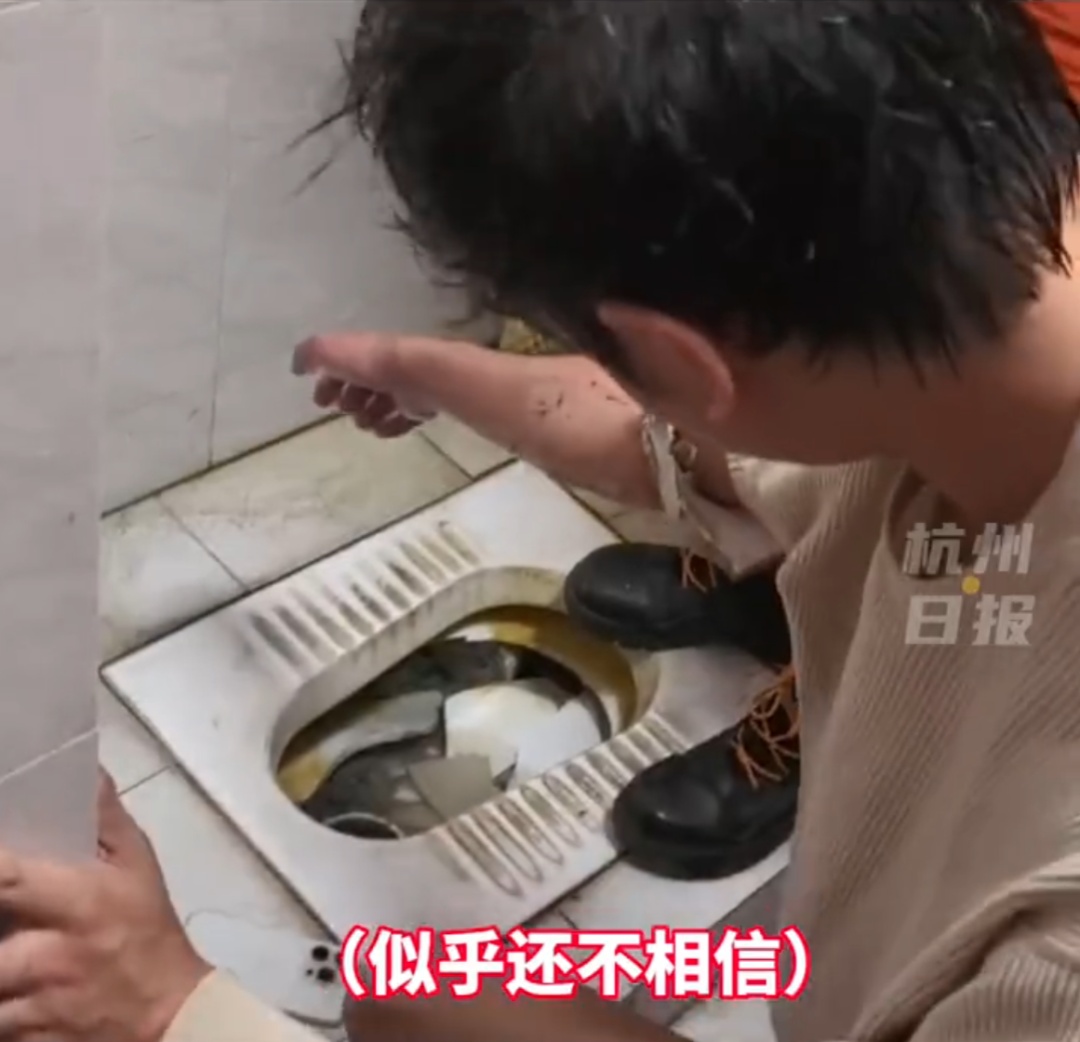 手机掉进厕所,男子伸手去捞,结果悲剧了... 手机掉进厕所,男子伸手去捞,结果悲剧了...