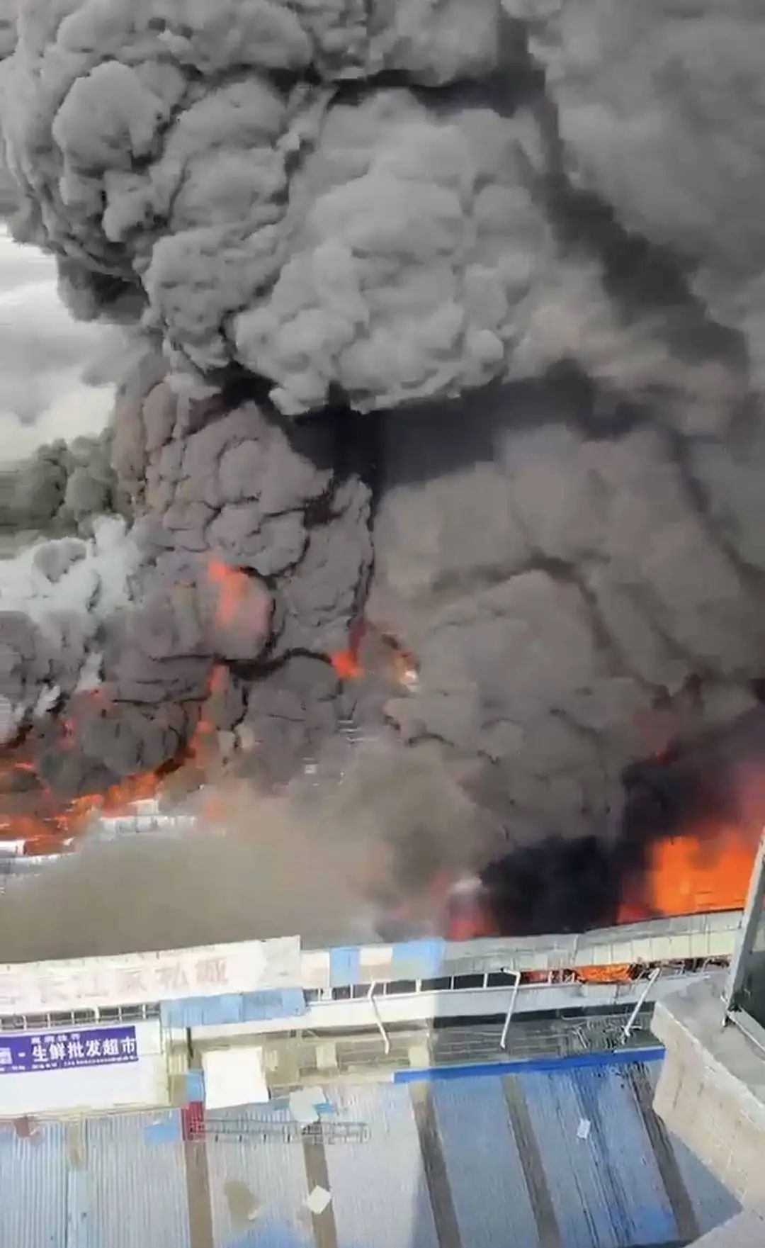 突发！成都双流一库房起火，消防：正全力处置