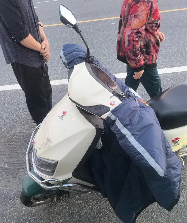 章某全责！这样驾驶电动自行车，非常非常危险！