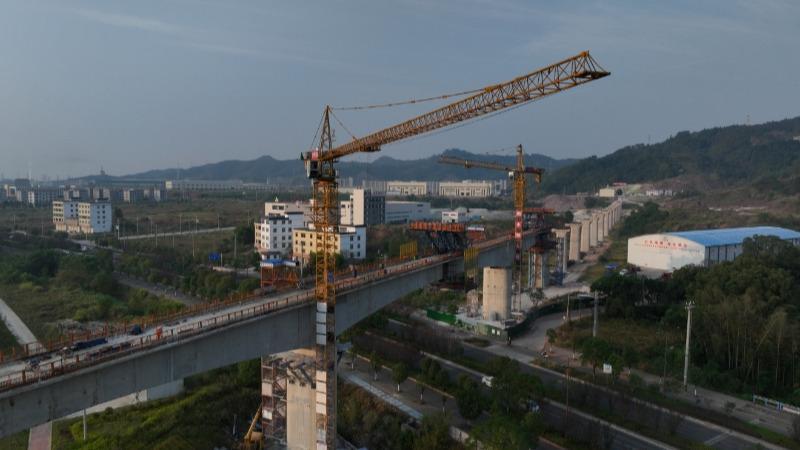 瑞梅铁路湘水特大桥跨G206国道连续梁顺利合龙