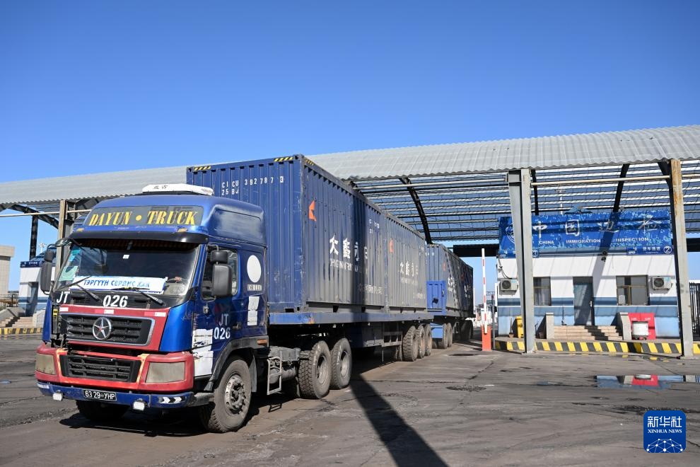 繁忙的策克口岸 繁忙的策克口岸