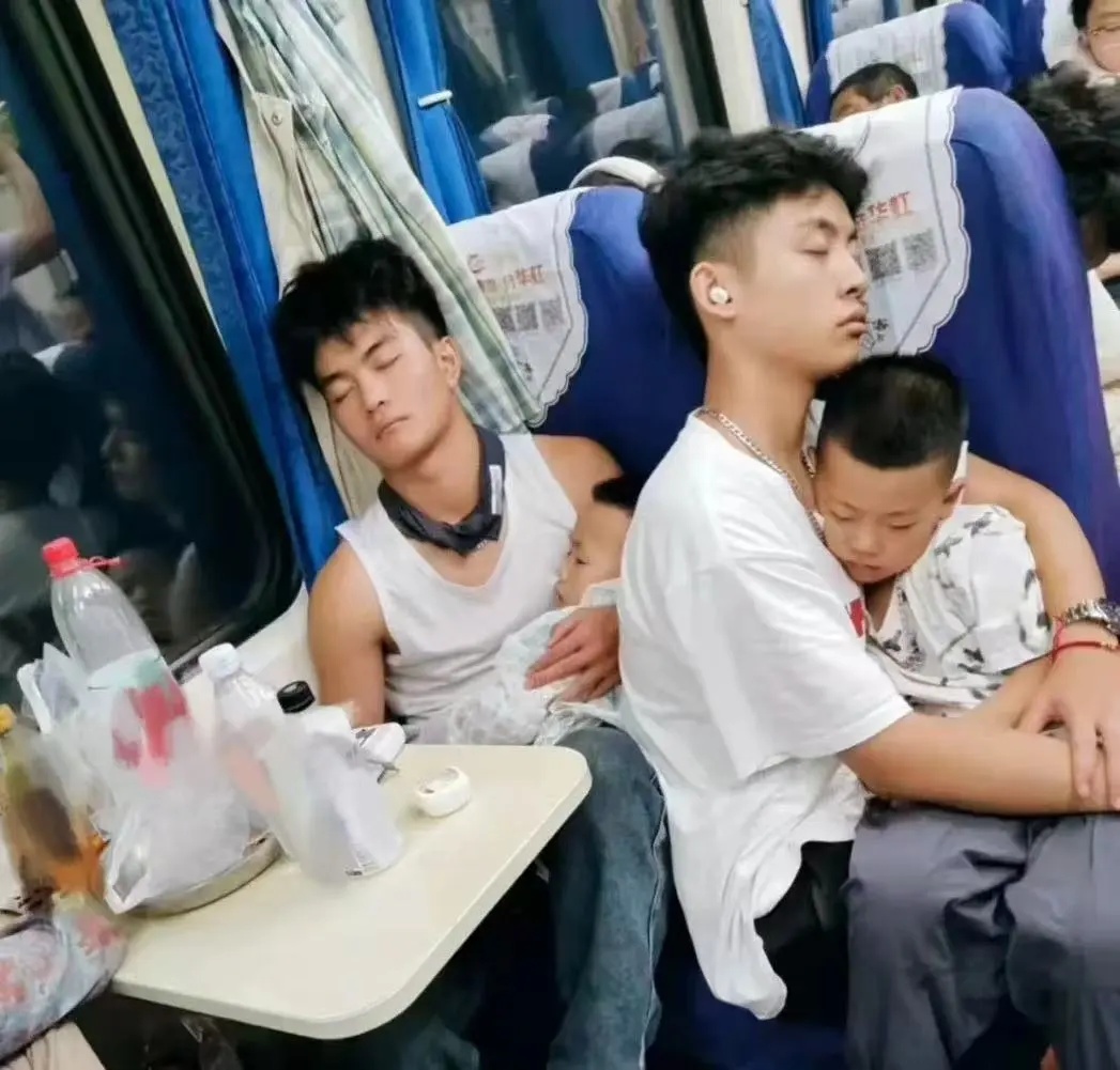 年轻，却充满“爹味儿” 贵州两名大学生火车上抱娃一整夜！回应感人