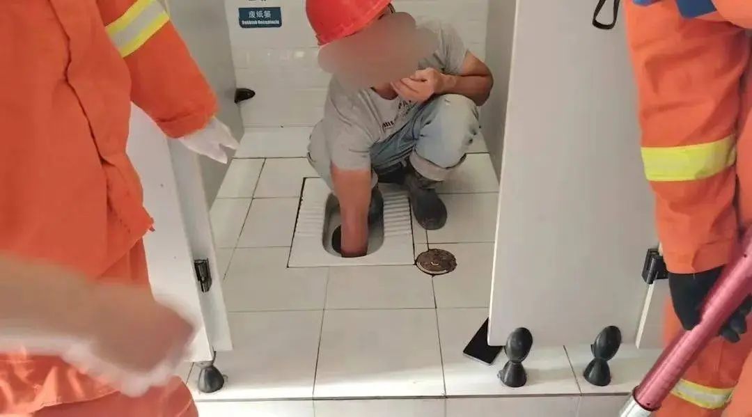 手机掉进厕所,男子伸手去捞,结果悲剧了... 手机掉进厕所,男子伸手去捞,结果悲剧了...