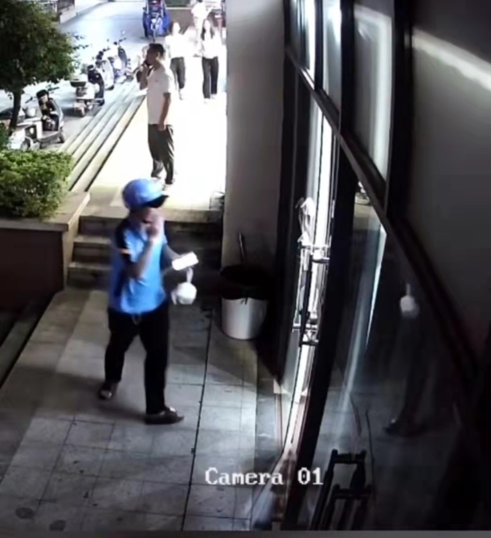 广东惠州一餐饮店玻璃门被拉后突然破碎，商家要求外卖小哥赔偿损失，律师：难以支持