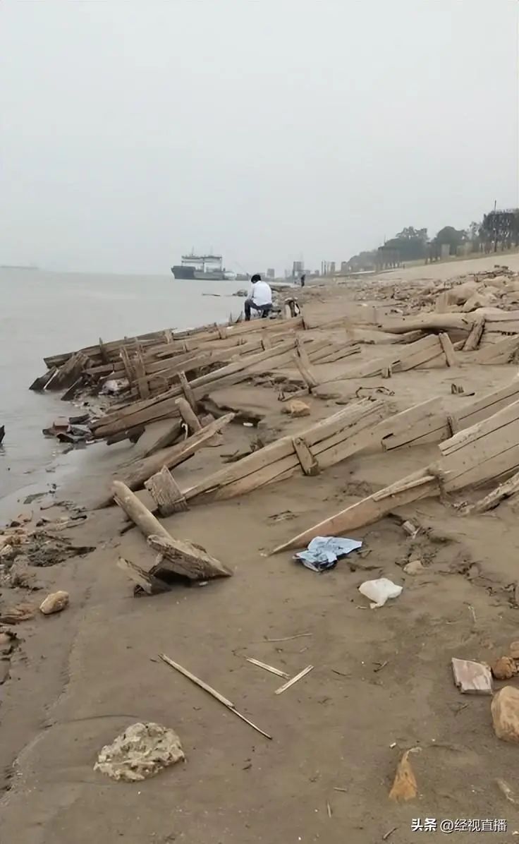 武汉江边惊现20米长木制沉船？ 官方：初步判定为……
