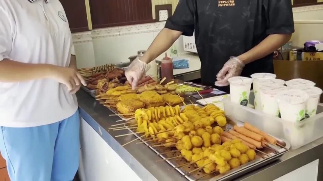 校园周边零食调查：5毛一包供不应求！配料表全是添加剂....
