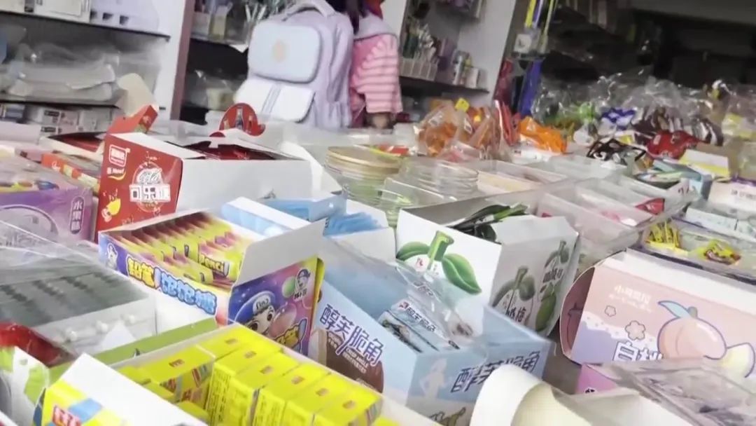 校园周边零食调查：5毛一包供不应求！配料表全是添加剂....