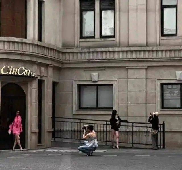 医院门口突然网红扎堆!网友:真的挺烦人 医院门口突然网红扎堆!网友:真的挺烦人