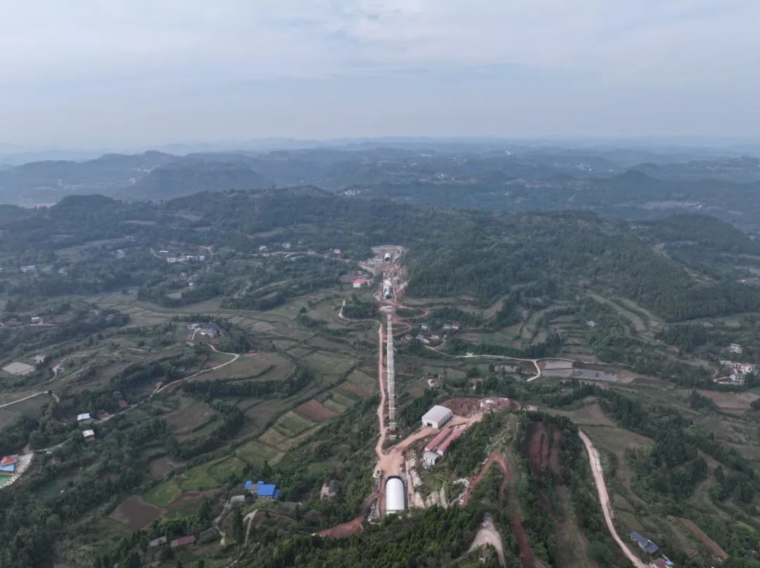 成达万高铁黄家山隧道顺利贯通
