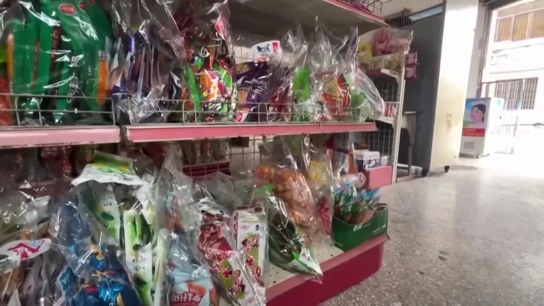 校园周边零食调查：5毛一包供不应求！配料表全是添加剂....