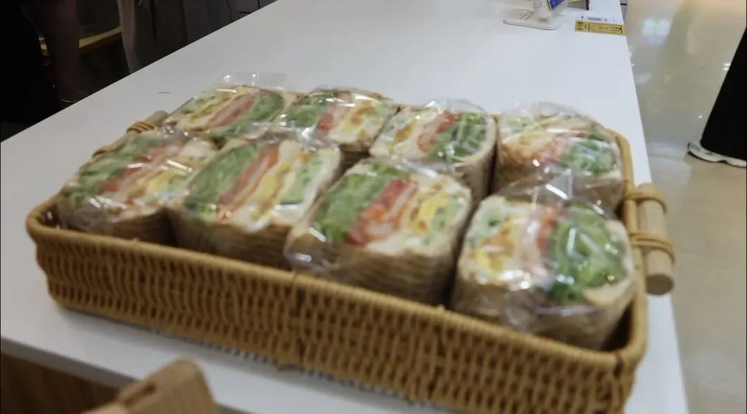 “先吃，有钱再付！”