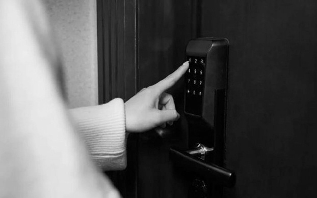 智能门锁“夹手”频发 使用安全规范亟待完善