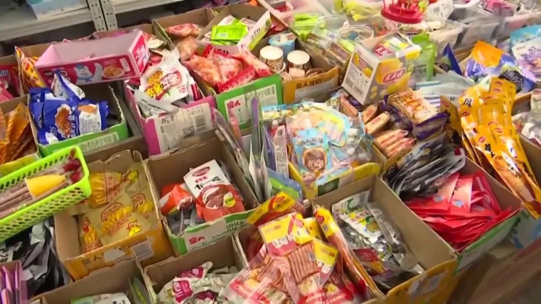校园周边零食调查：5毛一包供不应求！配料表全是添加剂....