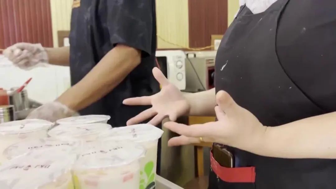 校园周边零食调查：5毛一包供不应求！配料表全是添加剂....